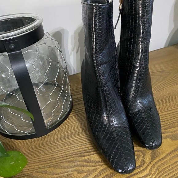 Billini booties in black. Women’s size 7- like new - Picture 7 of 11